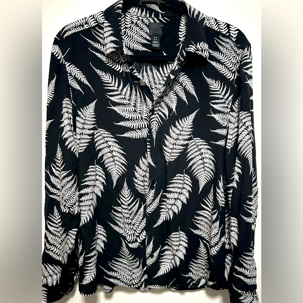 H&M Black & White Print Slim Fit L/S Lightweight Shirt Size M